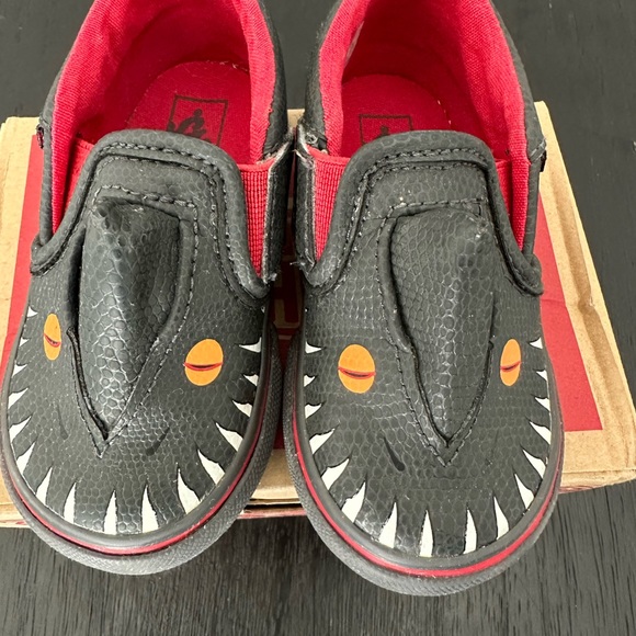 Toddler Dinosaur slip-on Vans 5c - Picture 2 of 6